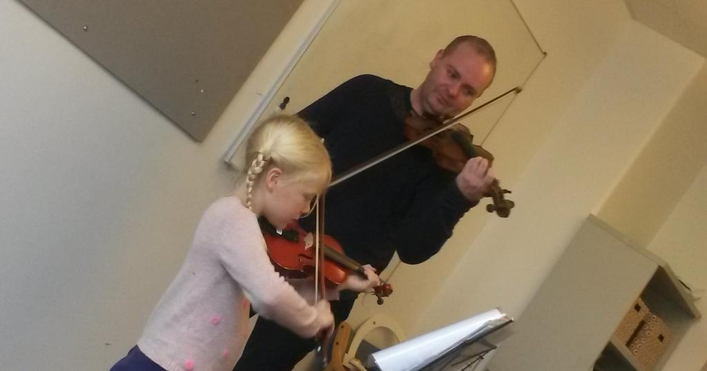 Nordberg Strykeorkester underviser elever ved Tåsen skole i AKS-tiden på fiolin og cello.