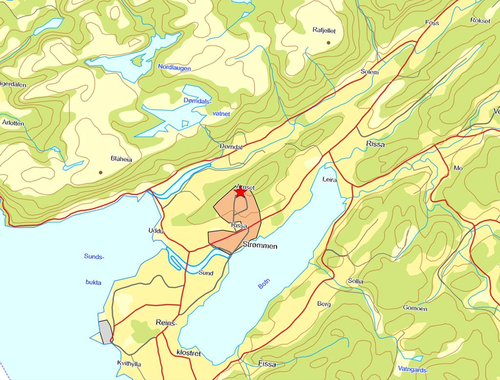 Figur 1: Høgåsmyra markert med rød stjerne Figur 2: Området som er avsatt til boligformål i kommunedelplan Rissa er markert med rød skravur.