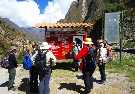 Oppe på det høyeste passet Warmiwanusqa eller den døde kvinnens pass som det kalles, er vi oppe i hele 4200 meters høyde.