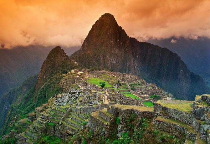 åpenbarer magien og Machu Picchu for oss. Deretter følger en to til tre timers guidet tur blant ruinene, der vi får lære om ruinenes historie og anvendelse.