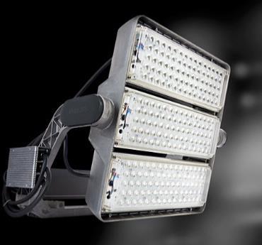 Byggherre ønsker videre at anlegget skal beregnes med LED- armaturer og PerfectPlay styringssystem Det er således valgt å benytte lyskaster type: