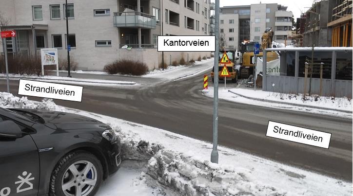 I Kantorveien er det i dag ensidig fortau som skal bli oppgradert til tosidig fortau når Kantorveikvartalet (bygget til høyre i bildet) blir bygget ferdig.