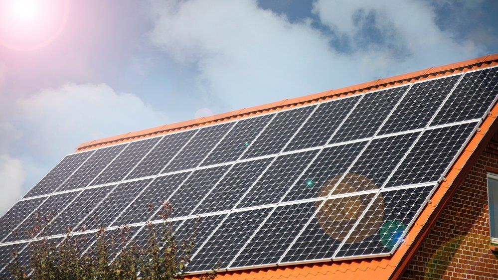 3. Om solceller Solcellepaneler omgjør solenergi til elektrisk energi ved hjelp av fotovoltaisk prosess.