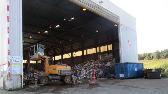 minst 1 container med avfall som meget lett kunne tas av vinden. Se vedlagte bilder.