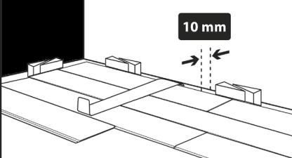 I korridorer må plankene/flisene legges i trafikkretningen. Plankene/flisene må legges slik at plankenes/flisenes bredde er større enn en halv planke/flis.