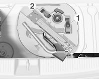 Pleie av bilen 183 12. Oppbevar hjulmutteren og jekken i verktøykassen i bilgulvet. 13. Lukk bagasjeromsgulvet.
