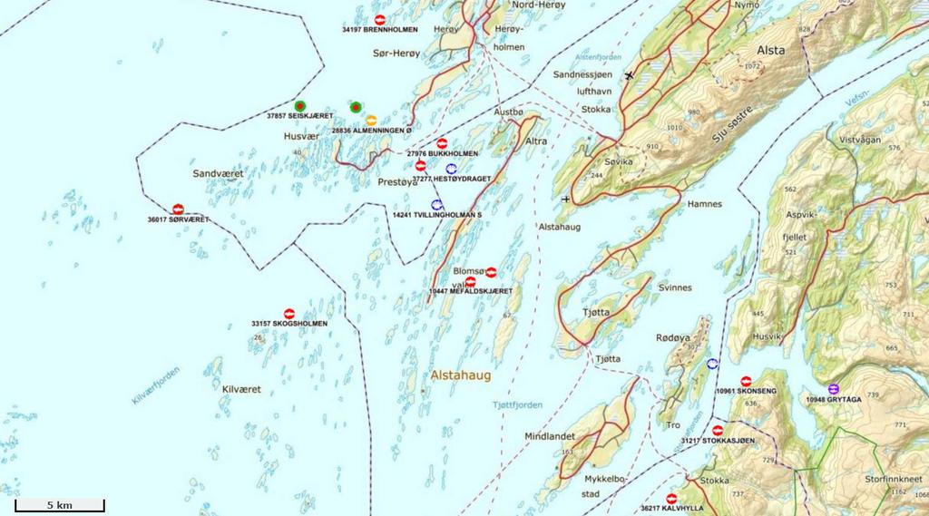 Figur 2: Oversiktskart med plasseringen av anlegget (rød firkant) i forhold til andre anlegg. Målestokk vises i venstre hjørne, kartkilde i 1: