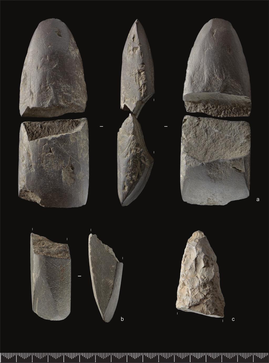 232 vestfoldbaneprosjektet. bind 2 Figur 9.6. Bergartsøkser tolket som neolittiske (a b) og nakkefragment av spissnakket trinnøks (c). Foto: Ellen C.