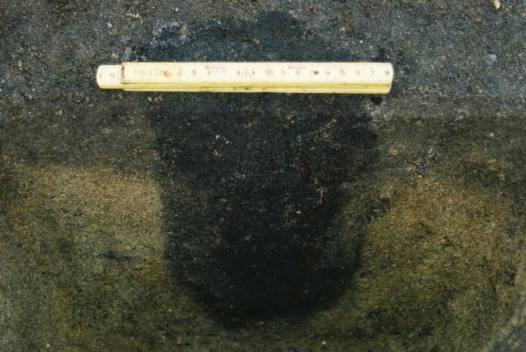 Stolpehull S3 i profil, mot NV. S4 Grop Registrert som en udefinert nedgraving, og fremstod som en halvrund struktur i plan, 54 cm i dm. Anlegget var en jevn nedgraving i profil og ca. 8 cm dyp.