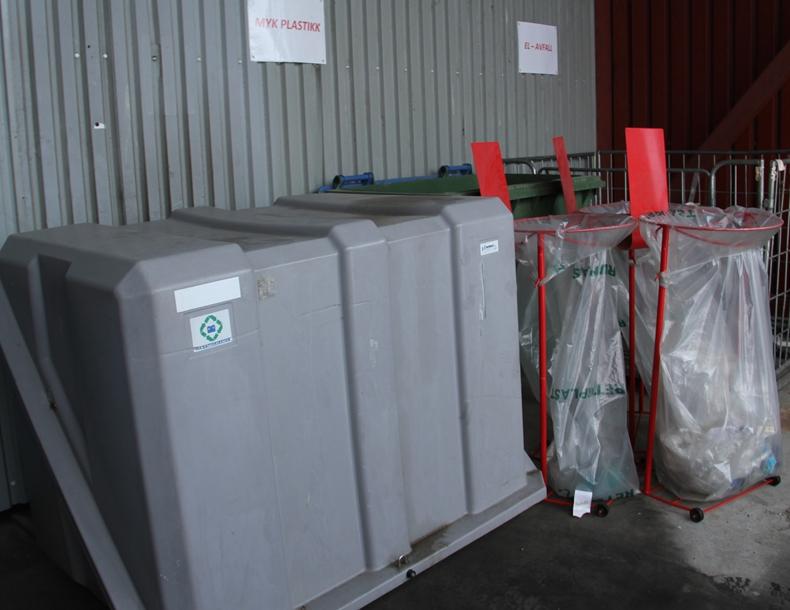 alt avfall skal lagres på en slik måte at det ikke er skjemmende eller fører til fare for lukt, avrenning eller