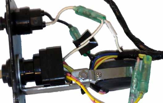 INSTALLASJONS GUIDE Yamaha Plug & Play Den hvite ledningen som kommer fra motorens hovedkabel skal etter inngrepet være forbundet med den hvite ledningen til den manuelle dødmannsknappen.