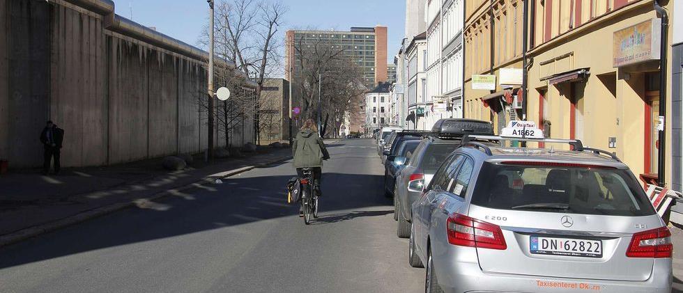 1. Envegsregulert sykkelveg Åkebergveien i Oslo Førsituasjon: Ingen tilrettelegging for sykkel De fleste opplever det som trygt å sykle i gata, men noen
