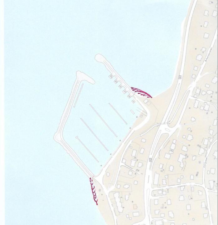 Figur 2. Ankenes båthavn. Områdene der mudremassene skal legges er vist med røde skraveringer på utsiden av moloen. Illustrasjonen er hentet fra søknaden.