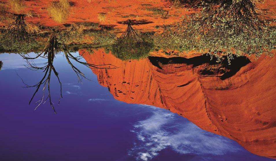 Den røde australske outbacken - Australia og Fiji Glen Helen er en kløft med et nydelig vannhull, som ifølge de innfødte var hjemstedet for den mektige regnbueslangen, en av de sentrale gudene i