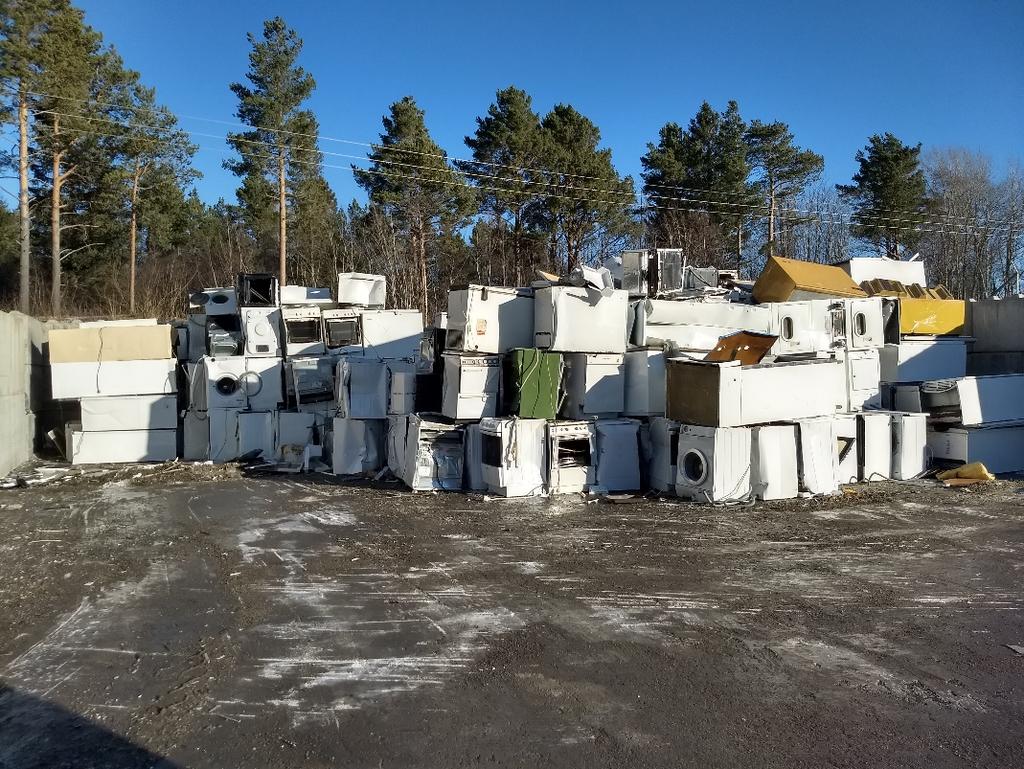 Bilde 2 Lagring av hvitevarer (Foto: Fylkesmannen i Trøndelag 16.02.2018) Avvik 3 Farlig avfall har blitt lagret lenger enn tolv måneder Tillatelse av 15.11.2016 vilkår 1.