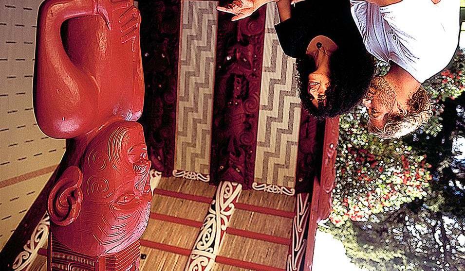 Waitangi Treaty House, Paihia den nordlige delen av Nordøya. Det største treet i Waipoua er Tane Mahuta (Lord of the Forest) som er hele 51 meter høyt og har en omkrets på 14 meter.