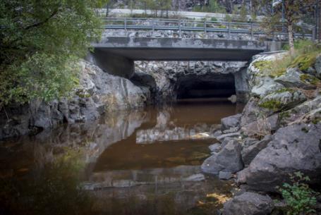 Høgre: Utløpselva frå Gaupåsvatnet (24) går under E16 og i tunnel frå vatnet til kraftverk ved sjøen i Ytre Arna.