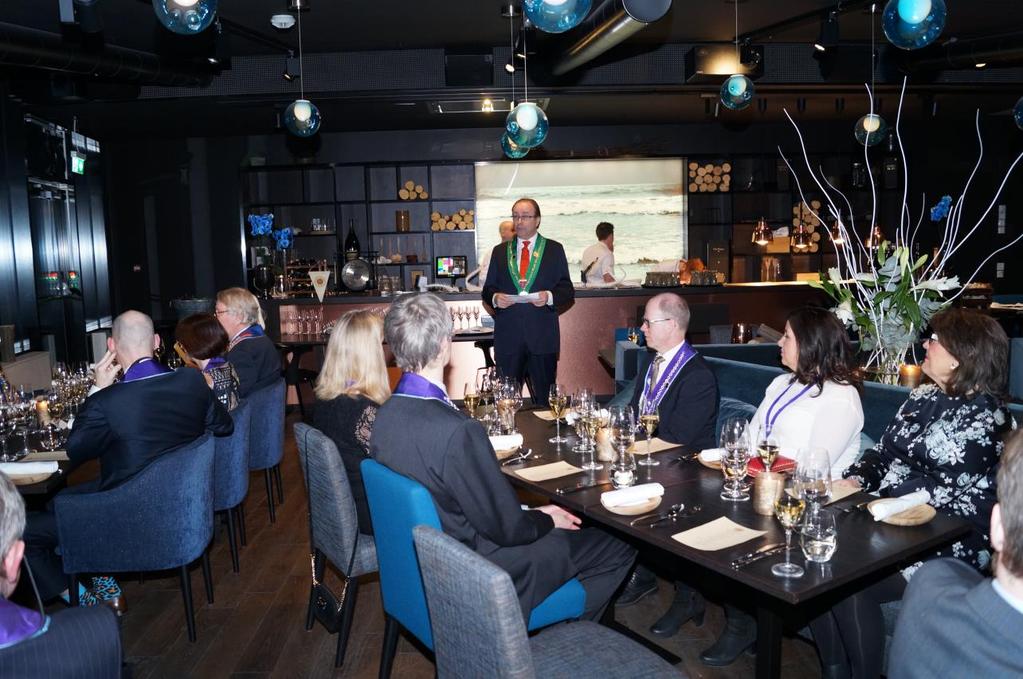 Dîner Amical i skreiens tegn I tidsrommet februar til april, når millioner av skrei kommer for å gyte, gjør hundrevis av båter seg klare for det store lofotfisket.