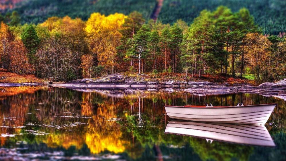 Hanemsvatnet i Møre og Romsdal 18. oktober 2015 Foto: Jan Helge OKTOBERDIKT "Mange dager av purpur og gull har oktober gitt oss under en himmel som daglig blåner seg mere blå.