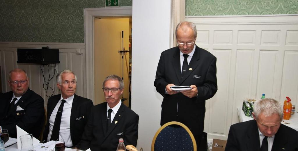 Knut Holstrøm, Gunnar Orskaug, Odd Hegreberg og Carl-Otto Hinlo følger godt med mens Undermester Dag Hagerup Andersen leser et dikt av Arnulf Øverland.