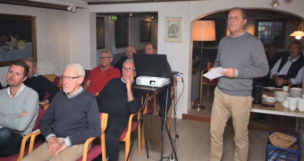 Roar Hjerpekjøn ga oss en fin innføring i historikken for Fulehuk Fyr. Både han og kona Bente er medlemmer i Foreningen Fulehuks Venner, og Roar er også i Styret.