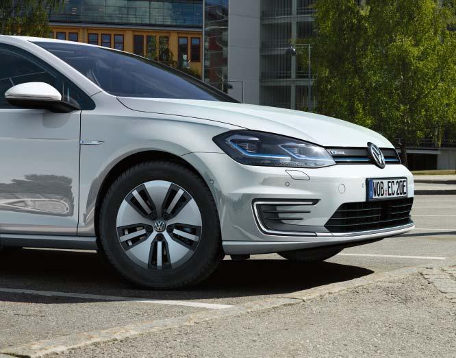 01 Den markante Volkswagen e-designen byr i tillegg til de typiske blå elementene på mange høydepunkter som gjør Volkswagen e-golf svært attraktiv.