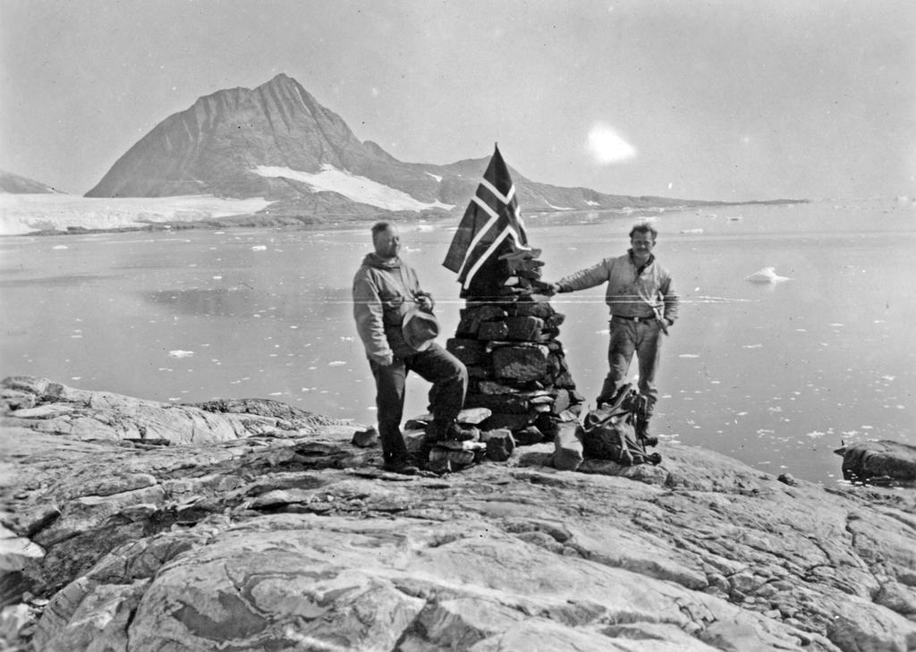 Finn Devolds bror, Halvard, befant seg allerede før avreisen til brorens ekspedisjon i Myggbukta på Øst-Grønland. Han hadde overvintret der som fangstmann.