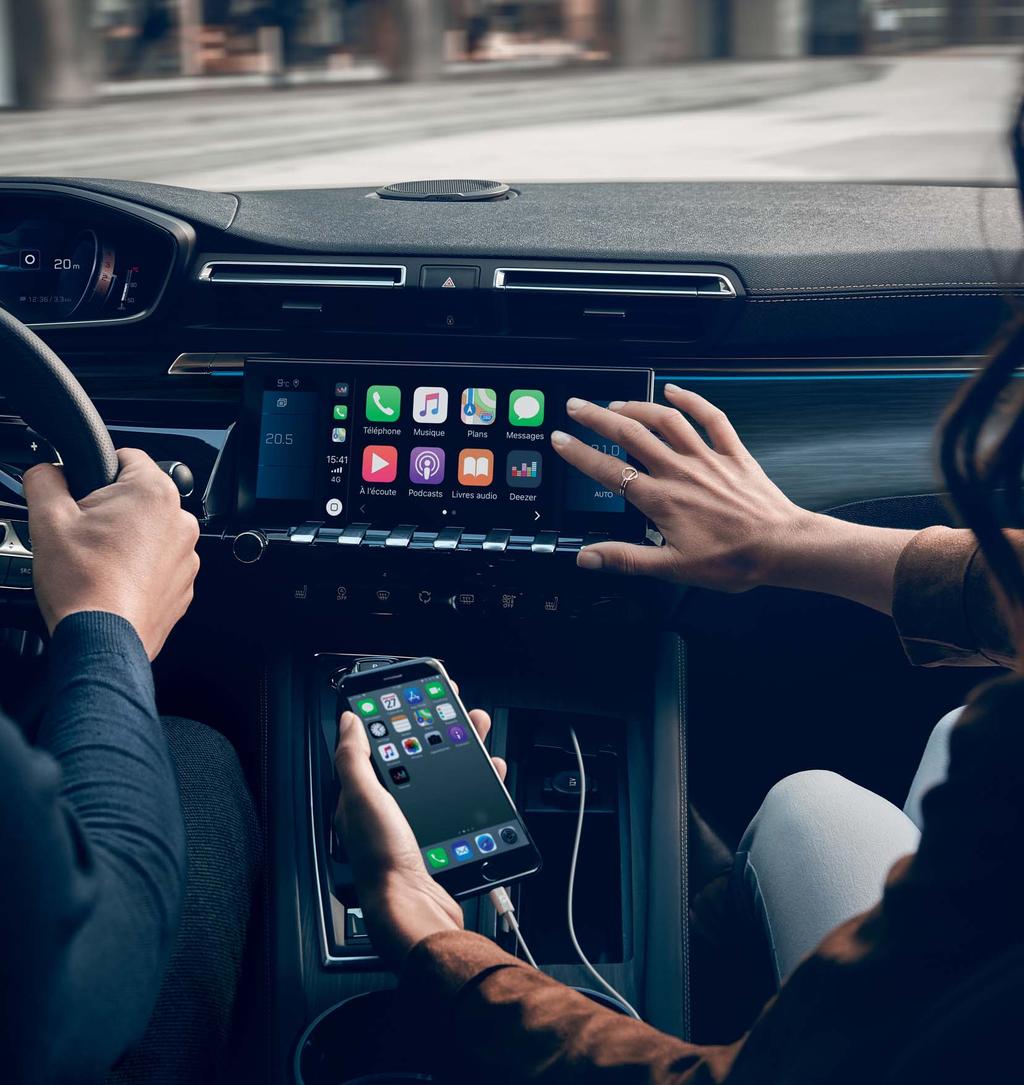 STAY CONNECTED. Med Mirror Screen -funksjonen kan du bruke de appene du er mest avhengig av på bilens 10-tommers store kapasitive berøringsskjerm (2).