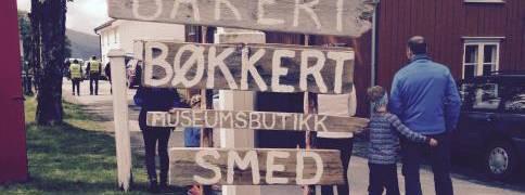 til sammen 11 bygninger Plan for idrett og fysisk aktivitet SLT (samordnede lokale kriminalitetsforebyggende tiltak) OPPGAVER Koordinere folkehelsearbeidet og arbeidet