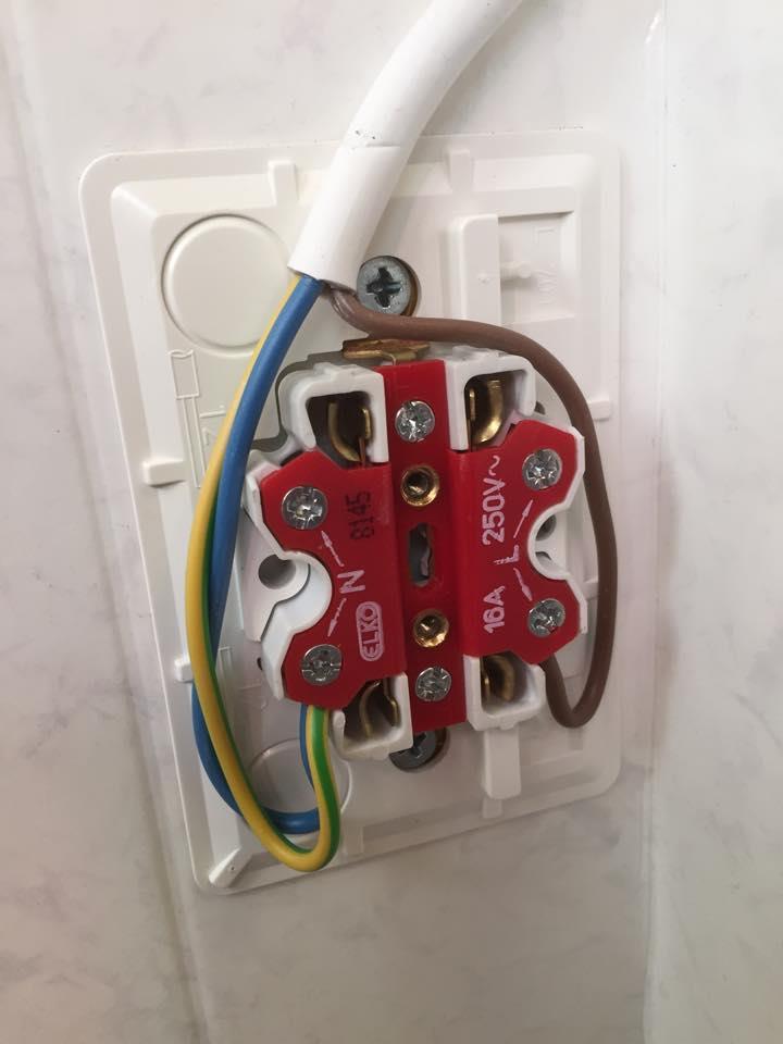 Tilbygg. Snekker fikser elektriker, og kunden tror at alt er ok.