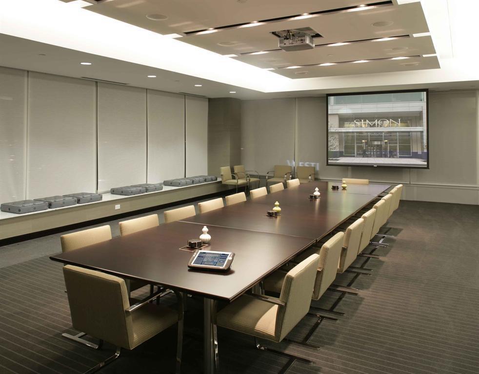 Det store møterommet med projektor Enkelte rom trenger virkelig stort bilde og da blir vanligvis projektor løsningen Vår anbefalte løsning inneholder en lyssterk projektor på hele 3800 ansilumen, 210
