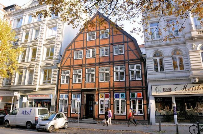 Med sine 1,8 mill. innbyggere er Hamburg Tysklands største by. Som en del av det berømte Hansaforbundet er byen sterkt preget av sin historie som viktig handels- og sjøfartsby.