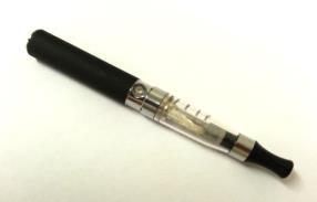 E-sigarett Elektronisk sigarett hvor en væskefylt ampulle varmes opp og dampen inhaleres.