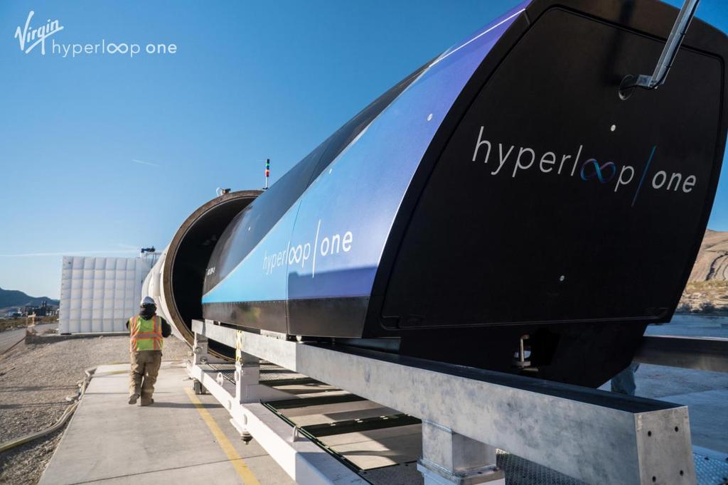 Hyperloopsystemet befinner seg i et lavtrykksmiljø, ikke et fullstendig vakuum Når en pod beveger seg i røret, stiger og synker