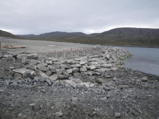 en fjellrabb øst for rullebanen. Steinmassene er omdisponert i utvidelsen av rullebanen samt øst for brannøvingsfeltene.