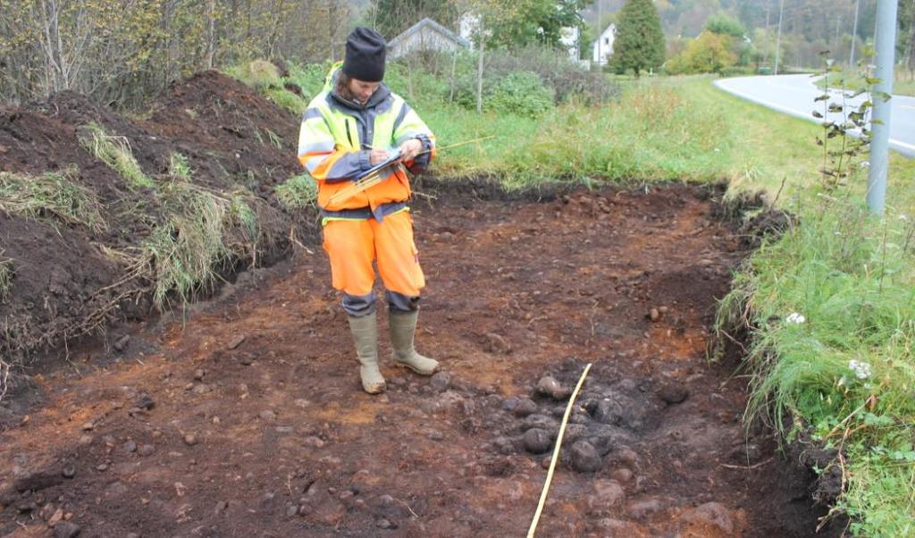 28.09.-29.09. De framkomne strukturene ble renset fram, dokumentert i plan og undersøkt. De usikre strukturene S4 og S9 ble avskrevet under snitting.