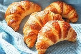 ANDRE OPPSKRIFTER Croissant Kan du tenke deg noe bedre enn en nystekt croissant full av luft og smør?