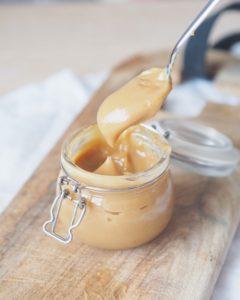 Til karamellglasur trenger du: 1 boks vikingmelk 50 g smør 100 g klar fibersirup Bruk fremgangsmetoden fra denne oppskriften for å lage karamellsaus.