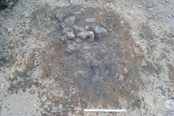gravemaskinen sannsynligvis har tatt med seg under den nye avdekkingen i forbindelse med utgravningen. Strukturen er derfor tolket som bunnen av en kokegrop, hvor bare 4 cm er bevart.