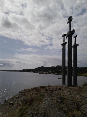 Kretsmerket for Vesterlen krets av Norges Speiderforbund Monumentet, de tre sverdene innerst i Hafrsfjord, «Sverd i fjell», er laget av Fritz Røed.