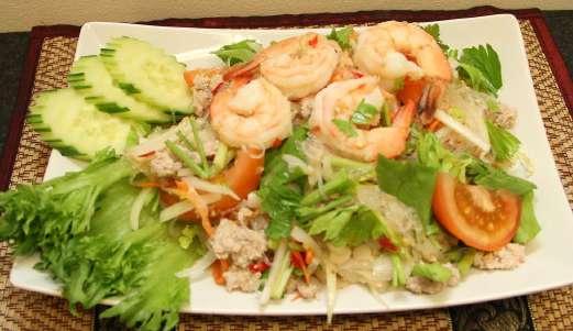 With rice 114 Kylling / Chicken 189,- 214 Svinekjøtt / Pork 189,- Yum Woon Sen ย าว นเส น Thai glass nudler salat med svinekjøtt, kongereker, løk,