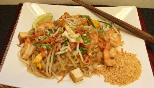 Nudler / Noodles ก วยเต ยว Phad Thai ผ ดไทย Stekte risnudler i hjemmelaget phadthai saus, egg, tofu, bønnespirer, rødløk, gulrot.