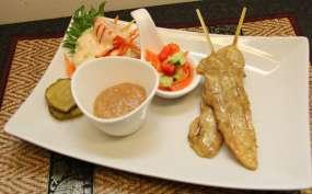 ) หม สะเต ะ 89,- Grillet Satay marinert svinekjøtt på grillspyd, serveres med salat og