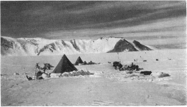 - 255 Leir i de østre fjellene. ved var en opptil 1500 m høg snørygg med spredte mindre nunataker stikkende opp til 18-1900 m høgde.