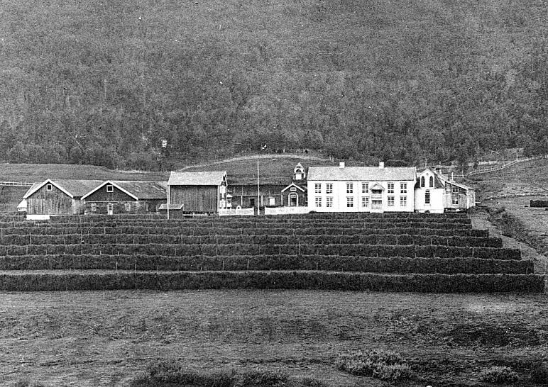 sida av det nye byggverket. Gammelfløya, som altså skriver seg tilbake til 1630 og ombygd i 1768, var for låg. Nå starter et merkelig byggeprosjekt.