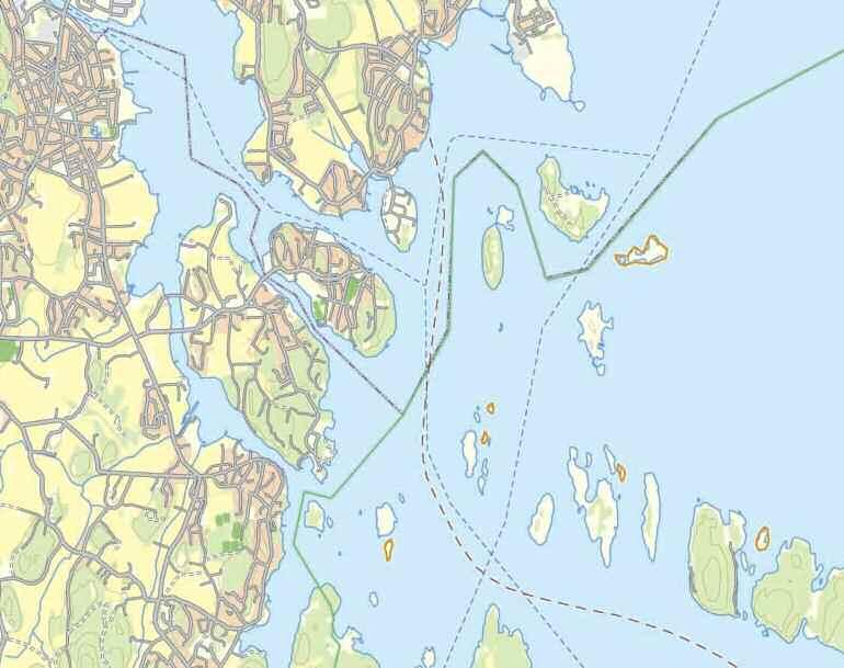 Selv om det er mye bebyggelse på øya, så er strandsonen rundt store deler av øya tilgjengelig for allmennheten. Nebba Ormøy 13 Etter utsett på Fjærholmen, legges kursen nordover langs.