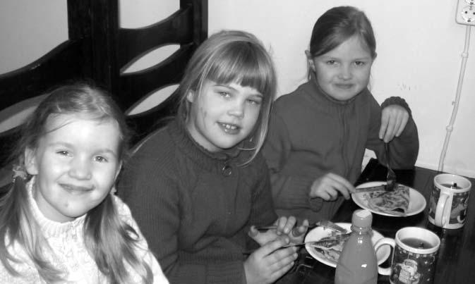 14 RAE SÕNUMID NOORED aprill 2005 Jüri Noortekeskuse teated Lagedi Noortetuba väike aga tubli Algklassilapsed nautisid noortekas toimunud lastepäeval endatehtud pannkooke.