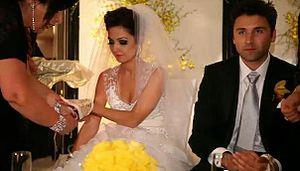 طبق رسم افغانی عروس وداماد باید دست همدیگر را حنا نمایند ۵. برش کیک و مالیده.