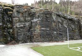 Om vi kjevlar deiga tynn, vil knekkebrøda brotne i bitar som flyt frå kvarandre di meir vi kjevlar.