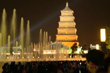 Big Goose Pagoda Den kjente buddist-pagodaen ble bygd i 652 - under Tangdynastiet. Rundt pagodaen er det nå bygget opp et nytt område alt i den gamle kinesiske stilen.